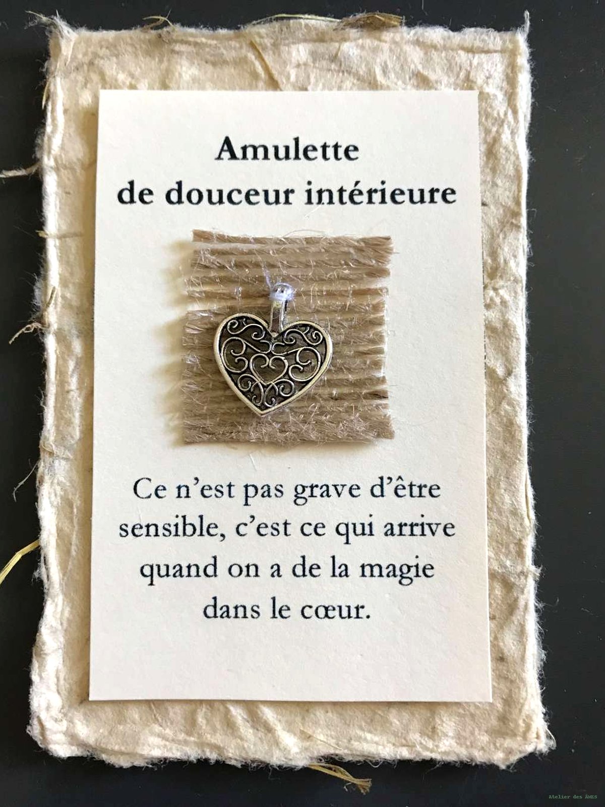 Amulette de douceur intérieure — cœur argenté sur toile de jute, carte crème