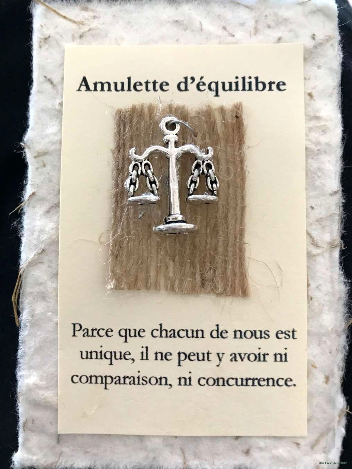Amulette d’équilibre — balance argentée sur toile de jute, carte crème