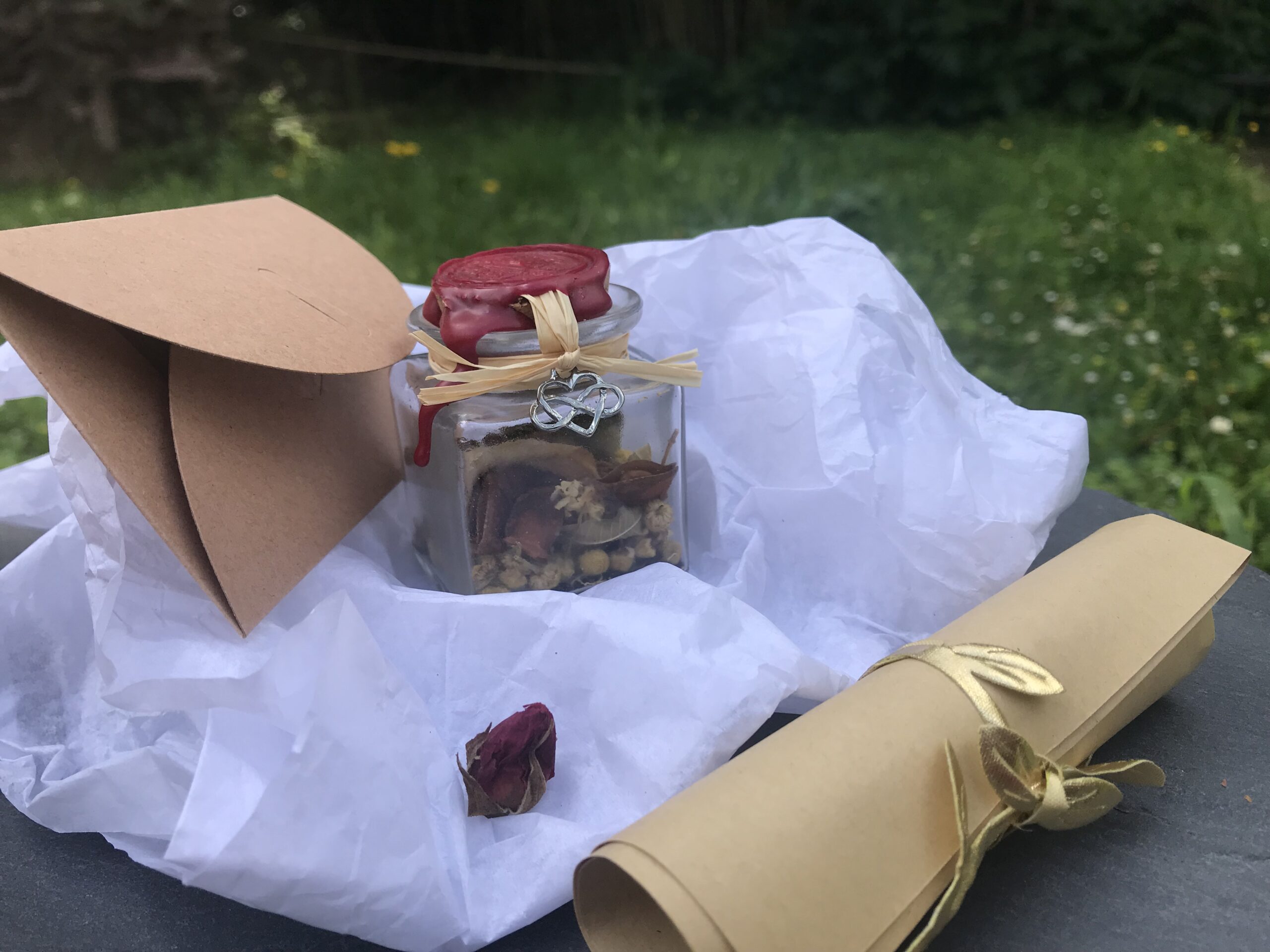 Fiole enchantée personnalisée – flacon scellé à la cire rouge, présenté avec coffret kraft, rouleau doré et rose séchée