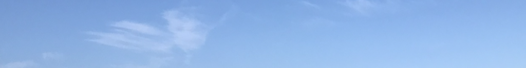 ciel bleu un nuage fin
